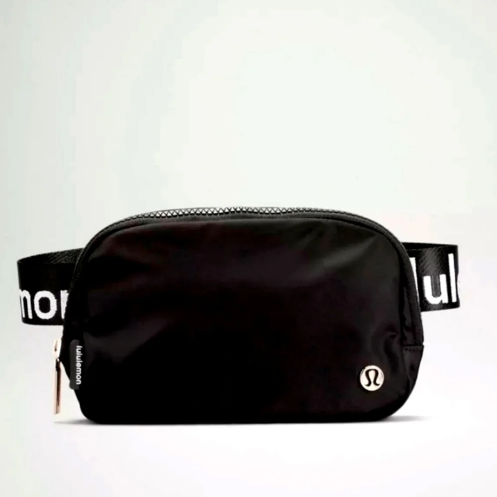 Lululemon Black Everywhere Belt Bag with Logo Strap NEW